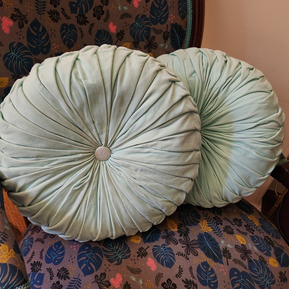 Round throw pillows, tufted, velveteen, mint green